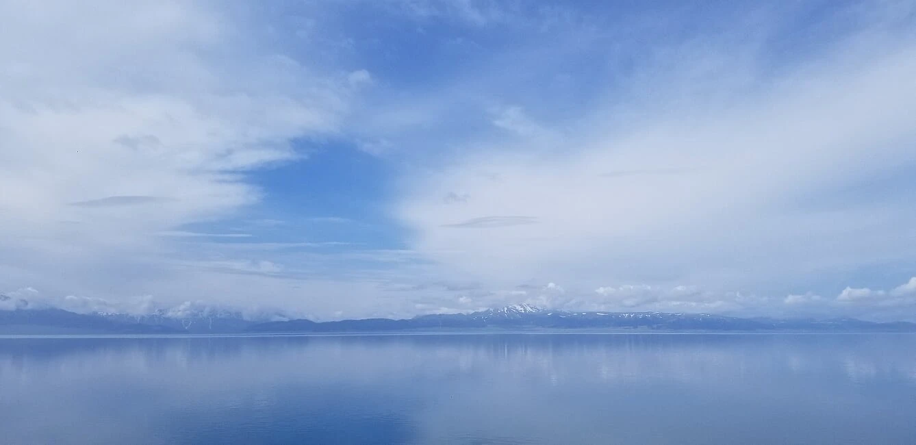 Blue water and mountain scenery at Sayram Lake, Xinjiang